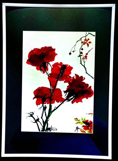 Ein kräftiges Aquarell zeigt vier Blüten an einem Rosenstrauch und ein paar Stengel mit den Resten bereits verblühter Rosen. Das Rot der Blüten ist recht dunkel, entsprechend auch das Passepartout in sehr dunklem Grün. Der einfache Kunststoff-Rahmen ist schlicht weiß.