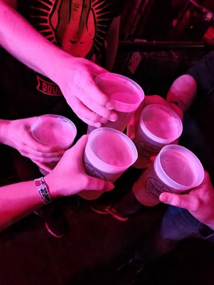 5 Bier in rosa Licht