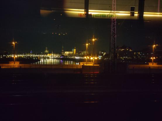 Schlechte Aufnahme der Silhouette von Dresden bei Nacht, aus dem Zug heraus fotografiert.