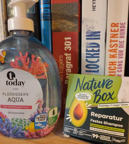 Zwei Beispiele für Mikroplasikfreie Produkte. 
Today „Flüssigseife Aqua“ ohne Mikro Plastik in einem Spender aus Plastikmüll hergestellt, von Penny.
Und festes Shampoo „Nature Box“ in einer Pappschachtel verkauft, gibt es in unterschiedlichen Geschäften.