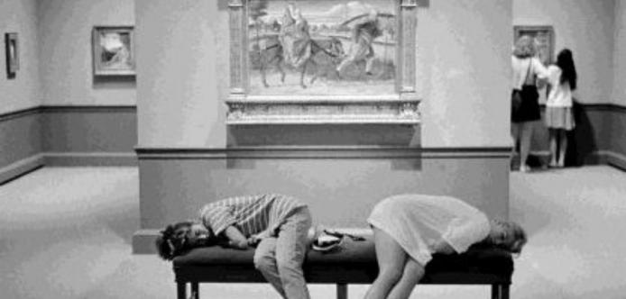 particolare della copertina del libro con l'interno di un museo e ragazze addormentate