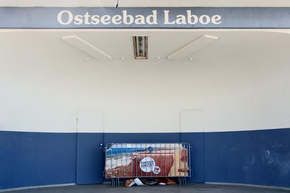An empty stage with a label on top "Ostseebad Laboe"