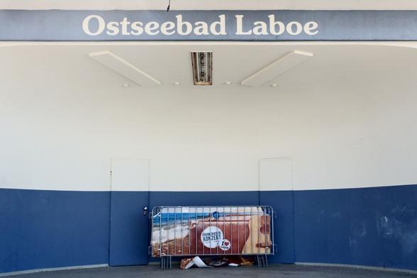 An empty stage with a label on top "Ostseebad Laboe"