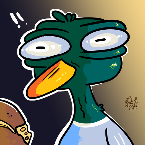 Un pato coll verd observando un mendrugo de pan con ansia.