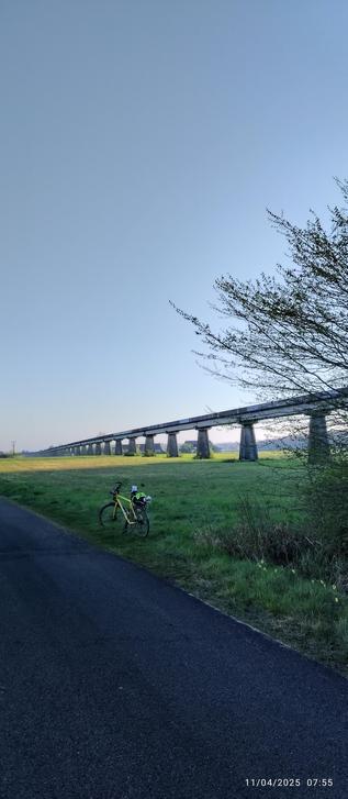 Perspective du rail de l'aérotrain dans un champ