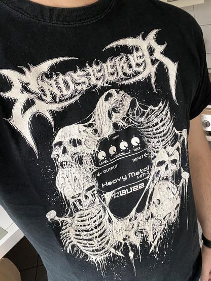 Endseeker Shirt mit Boss HM-2 Effektpedal-Motiv, das Pedal umrankt von Gerippen