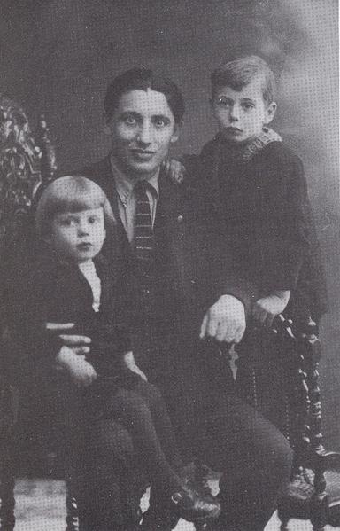 G.J.M. van het Reve, met zoons Gerard en Karel, ca. 1927. Bron: Wikimedia Commons, PD: https://commons.wikimedia.org/wiki/File:GJMvanhetReve.jpg