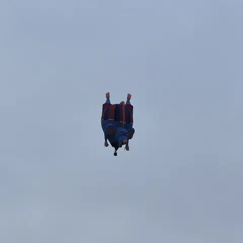 Foto d'un globus aerostàtic amb la forma d'un ratolí penjant de cap abaix! 🤣