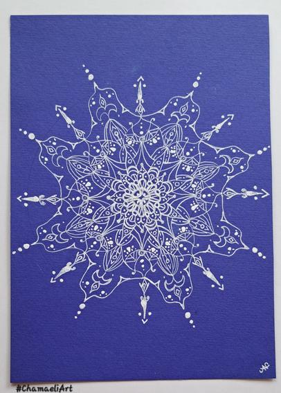 Mit weißem Gelroller auf dunkelblauem Karton in etwa A5-Größe gezeichnet: Ein Mandala mit Linien- und Punktmuster in blüten- oder schneeflockenähnlicher Form