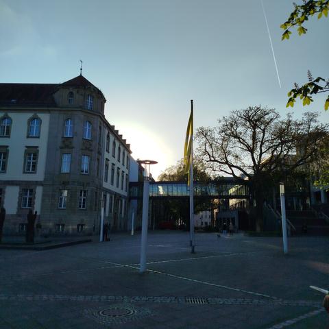 Foto des Gerichtsplatzes kurz vor Sonnenuntergang.