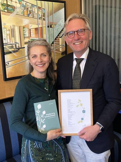 Schrijfster Anna de Swart en burgemeester Gerhard van den Top.