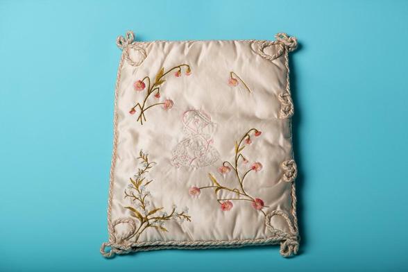 En hjemmelaget nattøypose i silke, med blomsterbroderier på. Fra år 1900.