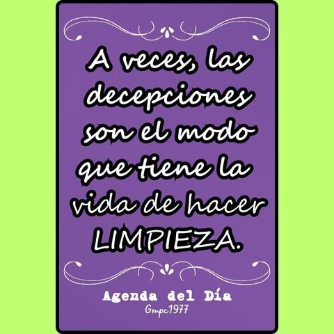 La imagen muestra un mensaje inspirador en español sobre un fondo morado con bordes verdes. El texto principal, escrito con una fuente cursiva blanca y resaltado con un contorno negro, dice:

"A veces, las
decepciones
son el modo
que tiene la
vida de hacer
LIMPIEZA".

Debajo, con una fuente más pequeña y en color blanco, se lee:
Agenda del Día
Gmpc1977.