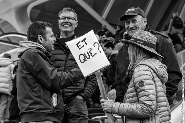 Un groupe de manifestants avec une pancarte "Et què ?"