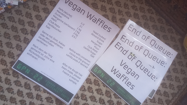die alten waffelschilder der gpn22, inklusive der 'end of queue' schilder