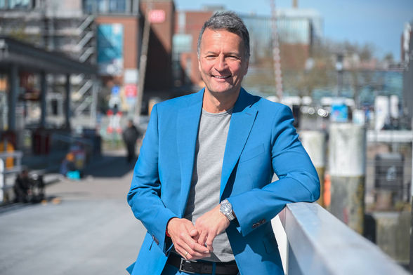 Den ehemaligen NDR-Moderator Gerrit Derkowski zieht es auf die politische Bühne. Er möchte für die CDU Nachfolger von Kiels Oberbürgermeister Ulf Kämpfer (SPD) werden – allerdings als parteiloser Kandidat.

Quelle: Thomas Eisenkrätzer