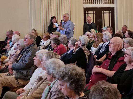 Resident, Stan Steadman speaking at the meeting