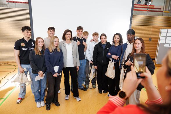Landtagspräsidentin Ilse Aigner beim Projekt "Schule trifft Landtag" an der Anna-Pröll-Mittelschule in Gersthofen. | Foto: Stefan Obermeier
