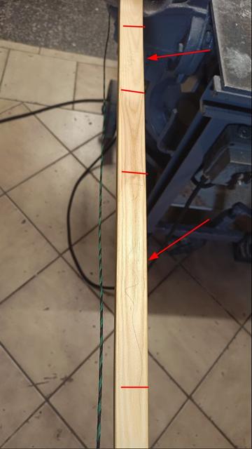 Markierte Bereiche auf dem Wurfarmende, die mit zwei eingezeichneten roten Bereichen im Bild, aber auf dem Bogen mit Bleistift markiert sind