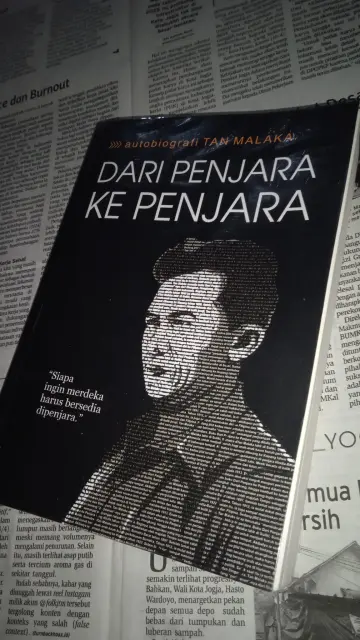 Buku Dari Penjara ke Penjara yang diterbitkan oleh Narasi
