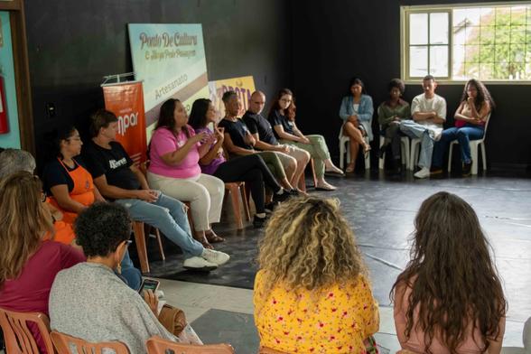 Carrossel com fotografias de oficinas e apresentações artísticas na Miniteia Norte/Vale. Fim da descrição.
