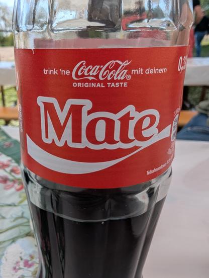 Colaflasche mit "Mate" Schriftzug auf dem Etikett.