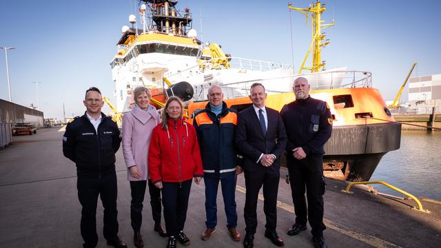 Bildquelle: BMDV/Woithe. V.r.n.l.: Jan Conrads, Kapitän der NEUWERK, Bundesverkehrsminister Dr. Volker Wissing, Dirk Schwardmann, Vizepräsident der Generaldirektion Wasserstraßen und Schifffahrt, Christina Ruddeck, Leiterin des Wasserstraßen- und Schifffahrtsamtes Elbe-Nordsee, Dr. Wibke Mellwig, Abteilungsleiterin für Wasserstraßen und Schifffahrt im Bundesministerium für Digitales und Verkehr und Dr. Robby Renner, Leiter des Havariekommandos.
