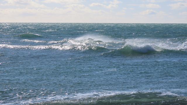 Der Wilde Atlantik. Hier kommen die Wellen von beiden Seiten. Ein Schauspiel der Natur
