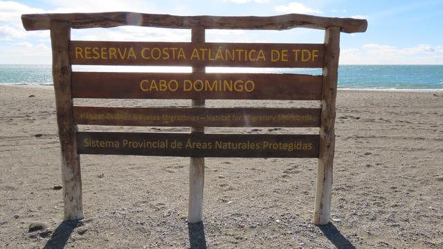 Informationstafel am Strand.