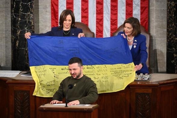 Zelensky has just given a Ukrainian flag signed by soldiers as a gift for KamalaHarris and the US Congress, 21 Dec 2022
“The boys gave me our wonderful flag with their signatures written down on it to hand over,” Zelensky had told reporters traveling with him from Ukraine.