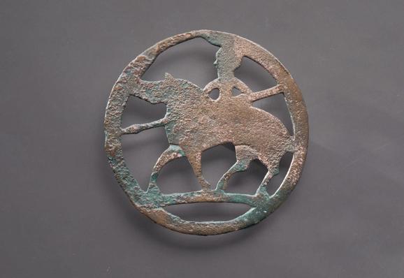 Beschützer der Frauen, Retter des kulturellen
Erbes (STARCH Trouvaillen aus Archäologie und
Denkmalpflege, 2018-06). Foto von Martin Bachmann.
Online via https://doi.org/10.20384/zop-6111