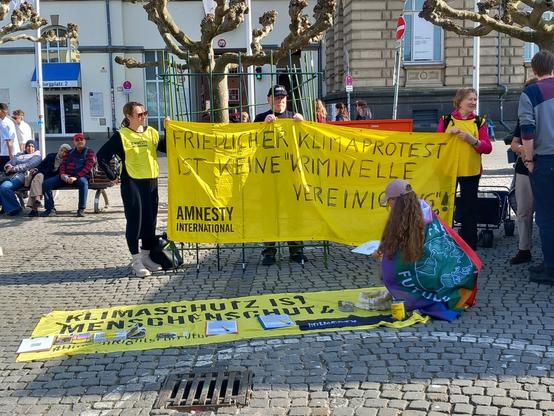 Amnesty-Aktivist*innen mit Banner bei Klimastreik in Düsseldorf