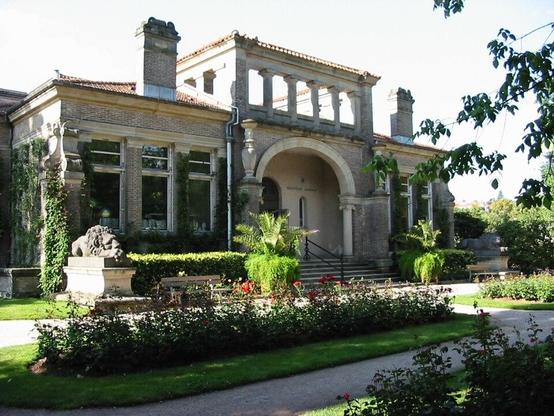 Maison romaine à #Épinal (#Vosges) Maison construite par l'architecte J. Boussard pour Madame Leclerc-Morel, héritière des fortunes des Grands Moulins de Strasbourg. Commencée en 1892, la maison s'inspire de l'...
Suite 👉 https://monumentum.fr/monument-historique/pa00107328/epinal-maison-romaine
#Patrimoine #MonumentHistorique
Photo CC-BY-SA 4.0 : Cham (Christian Amet)