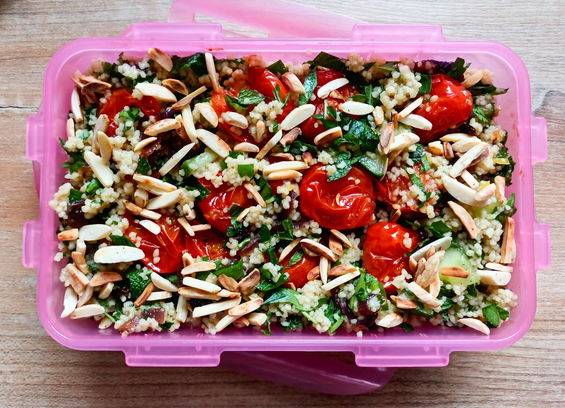 Der fertige Couscous mit gegrillten Tomaten + gerösteten Mandeln in einer Plastikbox