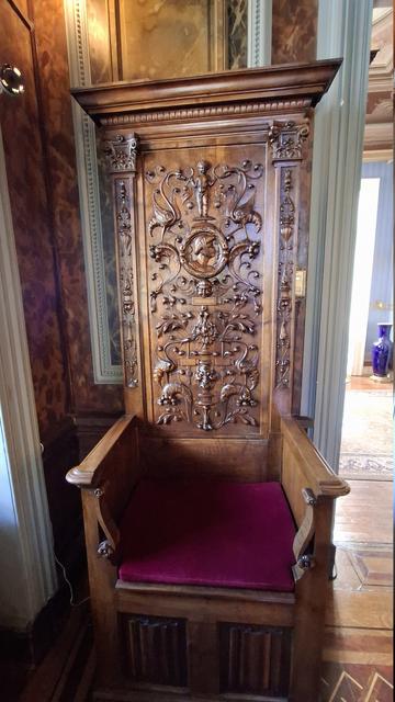Der Stuhl steht im Foyer des Hauses