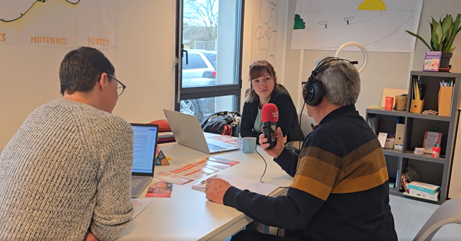Photo de Eve Jullien et Bénédicte Pillot se faisant interviewé par le journaliste de RCF, dans les locaux de Lukéa.