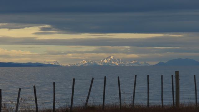 Schneebedeckte Berge und im Vordergrund die Magalanstraße