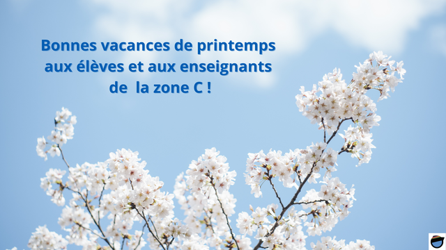 Des branches d’arbres garnies de petites fleurs blanches s’élèvent vers le ciel bleu clair où flottent quelques nuages blancs assez flous. 
Il est écrit en bleu plus soutenu : Bonnes vacances de printemps aux élèves et aux enseignants de la zone C !