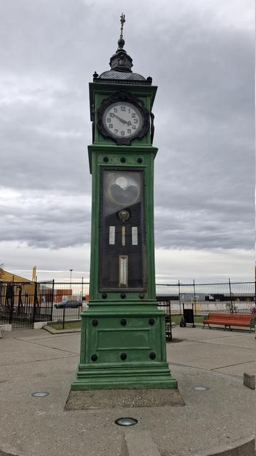Standuhr auf dem Platz der Zollbehörde
