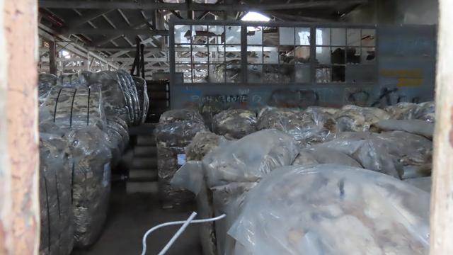 Schafwolle im Lagerhaus im Geisterdorf. Einzig die Lagerhalle wird noch von der Estancia genutzt