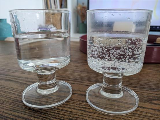 Deux verres identiques, avec le même contenant (limonade), deux réactions différentes. Le verre de gauche seules quelques micro bulles apparaissent, le verre de droite a de très nombreuses bulles et de toute taille