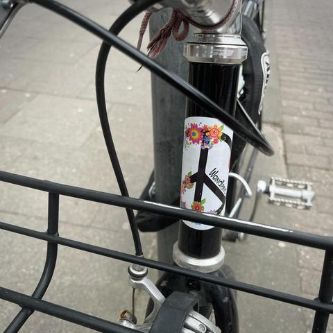 Aufkleber auf dem Fixy mit Peace-Zeichen und Blumen und Aufschrift „Wendland“