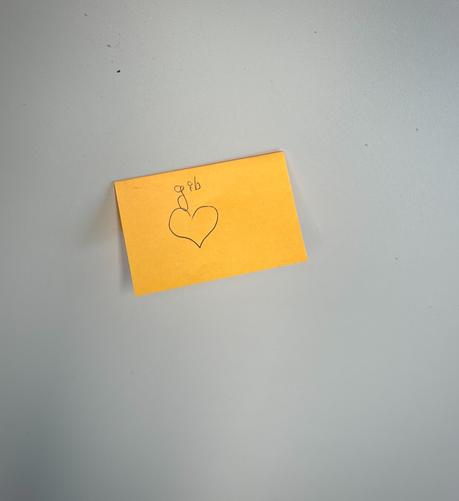 Ein PostIt mit Aufschrift „gib ❤️“