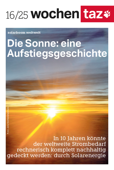 Titelseite der Wochenzeitung „taz“ (Ausgabe 16/25) mit dem Titelthema „solarboom weltweit“. Zu sehen ist ein Foto eines Sonnenaufgangs über den Wolken, bei dem die Sonne strahlend am Horizont erscheint. Darüber steht in großer weißer Schrift: „Die Sonne: eine Aufstiegsgeschichte“. Unten im Bild heißt es: „In 10 Jahren könnte der weltweite Strombedarf rechnerisch komplett nachhaltig gedeckt werden: durch Solarenergie“. Foto: Jens Niering/Plainpicture