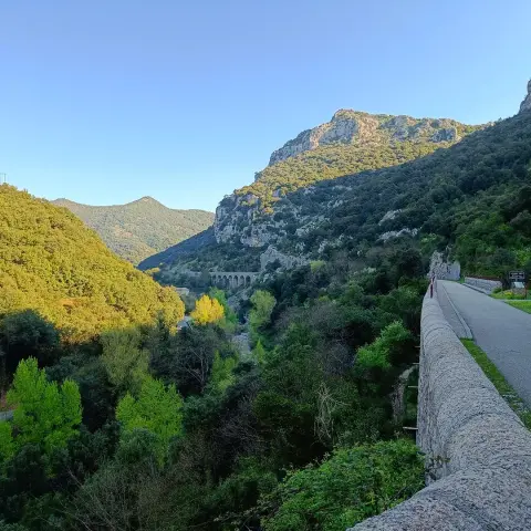 Sur la voie verte entre Ganges et Sumène, ancienne voie ferrée, en bas du Ranc de Banes et des deux jumeaux