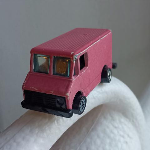 Sama Pieni lelupakettiauto eri värisenä, jossa tuulilasina kovaa muovia ja sivuikkunoiden paikalla aukot ilman lasia. Kulmissa kolhuja ja toinen eturengas vähän vinksallaan.