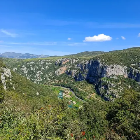 À la Croix de Saint-Micisse, au dessus d'Agonès, surplombant l'Hérault, face au Thaurac