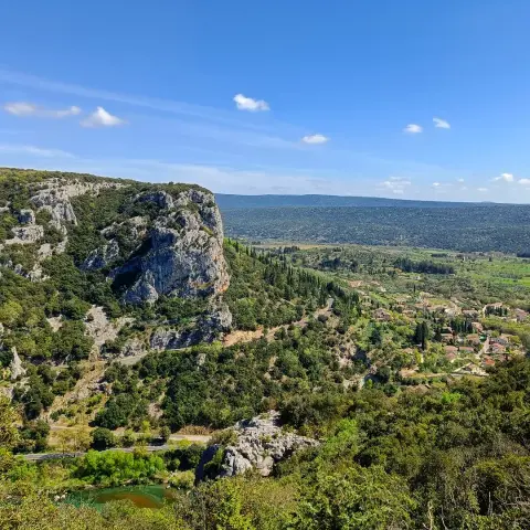 À la Croix de Saint-Micisse, au dessus d'Agonès, surplombant l'Hérault, face au Thaurac