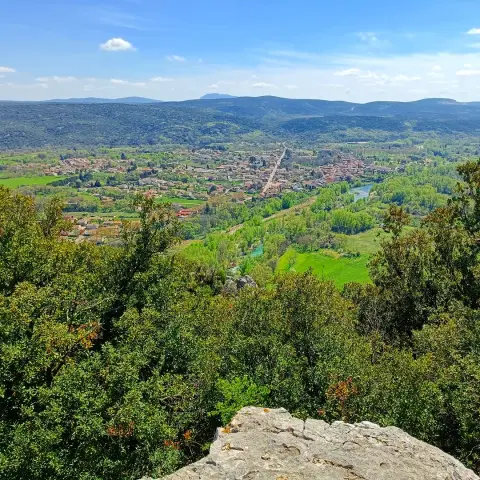 À la Croix de Saint-Micisse, au dessus d'Agonès, surplombant l'Hérault, face au Thaurac