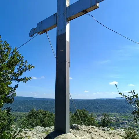 À la Croix de Saint-Micisse, au dessus d'Agonès, surplombant l'Hérault, face au Thaurac
